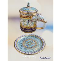 ราคา แก้วมัคหูช้างพร้อมจานรองและฝาปิด ลายเบญจรงค์ Traditional Mug 300 ml with elephant shaped handle lid and saucer handpainted by JJ Benjarong ลายเบญจรงค์ (13396562776)