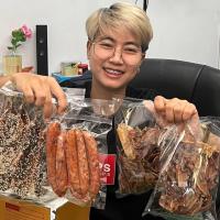 ราคา หมึกกะตอยแห้ง100กรัม 2 แพ็ค กุนเชียง5แท่ง 1 แพ็ค แถม ปลาหวานโรยงา100กรัม 1 แพ็ค (21509326097)