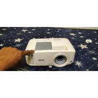 ราคา โปรเจคเตอร์ BenQ MX 550 3600 ลูเมนมีตำหนิรอยเจ้าของเดิมเจาะใส่พัดลมแต่ปิดสภาพเดิมตามนิ้วชี้ไม่มีผลต่อการใช้งานแสงแรงๆแถมรีโมทใช้งานน้อย 639 ชั่วโมง (21503844316)