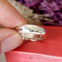 ราคา แหวนเงินแท้ หน้ากว้าง 6 มิลลิเมตร ผิวเงาทรงโค้ง สลักอักษรสีขาวพ่นทราย สามารถสลักอักษรได้ RC4 (9857794805)