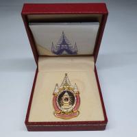 ราคา เข็มกลัด เข็มที่ระลึก ตราสัญลักษณ์พระราชพิธีเฉลิมพระชนมพรรษาครบ 80 พรรษา ร9 พร้อมกล่องเดิม ปี2550 (17651767716)