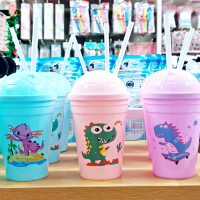 ราคา แก้วน้ำ แก้วน้ำพลาสติก มาพร้อมหลอด มีฝาปิด พกพาสะดวก ลายน่ารัก ขนาด 450ml คละสี คละลาย พร้อมจัดส่ง (21720049762)