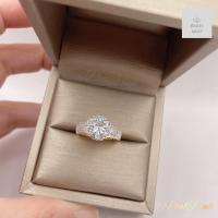 ราคา แหวนเพชรชูล้อมเพชรบริวารบ่าข้างประดับเพชรสามแถว ขนาดฟรีไซต์ (21980790193)