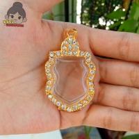 ราคา จัดส่งภายใน1วัน กรอบพระ กรอบพระชุบทองล้อมเพชร ทรงเสมาหัวตัด กว้าง2 4 สูง3 2ซม ขนาดจอกระจก มีห่วงและยางรองแถมให้พร้อมใส่ (22064215729)