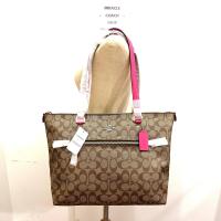 ราคา กระเป๋าถือ Coach แท้ ทรง Tote Coated canvas ลาย Signature สายหนัง รุ่นใหม่ มีช่องซิปปิดด้านหน้า COACH 79609 GALLERY TOTE IN SIGNATURE COATED CANVAS Bold Pink (21861908703)