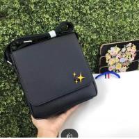 ราคา จัดส่งในในไทย 8x8นิ้ว หนังsaffiano แท้ กระเป๋าผู้ชายแมสเซนเจอร์ หนังแท้ กระเป๋าสะพายข้างพร้อมส่ง LA 2021 (22312212275)