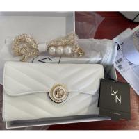 ราคา HOT Ready to ship กระเป๋าสตางค์แบบสะพายมีพร้อมกล่อง new (22033899091)