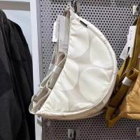 ราคา ห้องลองเสื้อญี่ปุ่นแท้ UNIQLO ฤดูใบไม้ผลิ2024กระเป๋าสะพายไหล่กระเป๋าทรงเกี๊ยวพิมพ์ใหม่466335กระเป๋าหิ้ว (21937500349)