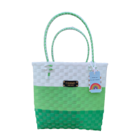 ราคา กระเป๋าสานพลาสติก ทรงกล่องไล่โทนสี ใบใหญ่ ขนาดกว้าง 12 ยาว 24 สูง 25 ซม (18442848924)