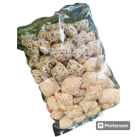 ราคา ม่อหลาว หรือ ขนมงาพอง สูตรเฉพาะ หวานน้อย เป็นขนมพื้นเมือง ใช้กรรมวิธีทำการผลิตแบบโบราณ ผลิตจาก แป้งข้าวเหนียว และงา นำมาทอดให้พอง จนเนื้อด้านในพองฟู แล้วนำมาคลุกเคล้ากับงา ขนาดถุงละ500กรัม แบบผสม งาด 