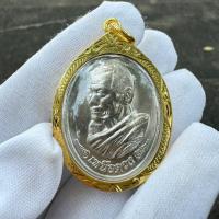 ราคา เหรียญเหนือดวง เนื้อผิวเงินโบราณ หลวงปู่มหาศิลา สิริจันโท จี้พระเลี่ยมกรอบอย่างดี พร้อมบูชา (22046628195)
