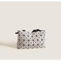 ราคา Miyake กระเป๋าสะพายไหล่ สะพายข้าง ทรงหมอน ประดับเพชร ทรงเรขาคณิต 2023 (21491333592)