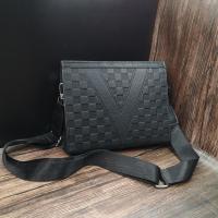 ราคา กระเป๋าสะพายไหล่ใบใหญ่ V กระเป๋าสะพายข้างแฟชั่นกระเป๋าทรงสี่เหลี่ยมใบเล็กสีดำหนังนิ่มกระเป๋าผู้ชายความจุใหญ่แฟชั่นสไตล์ยุโรปและอเมริกากระเป๋าคลัทช์ผู้ชาย (21879634820)