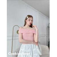 ราคา เสื้อครอปปาดไหล่ผ้าร่องไหมพรม อกยืดได้เยอะ งานแยกชิ้นติดเข็มกลัดโบว์มุก Cookie Bear (22299687649)