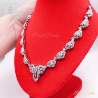 ราคา สร้อยคอเพชรออกงานประดับเพชรดีไซน์ทรงปลายสามเหลี่ยมสีทองขาว ความยาว 18 นิ้ว (21974699861)