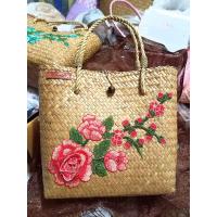 ราคา กระเป๋ากระจูดสาน Hand made bag ทรงญาญ่า ไซต์ M 10 10 ตกแต่งลายดอกไม้สวยมาก Made in Thailand (20314473599)
