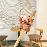 ราคา Starbucks หมวกฟางซิลิโคนสำหรับตกแต่งรูปดอกซากุระสีชมพูดอกไม้ดอกกล้วยไม้สีม่วงฟางกันฝุ่นอุปกรณ์ตกแต่งการ์ตูนน่ารัก (21700267015)