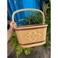 ราคา ตระกร้าหวายทรงรีเหลี่ยมขนาดใหญ่ บ้านตระกร้าหวาย ฝีมือปราณีตสวยงาม ของฝากปีใหม่ กระเช้าของขวัญ ใส่ของใช้ ใส่ของไปวัด (22410541335)