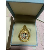 ราคา เข็มที่ระลึก สก 90ปี แท้รับปะกัน ราขินีร 9 ประดับอกพร้อมกล่องเดิม (22281793522)