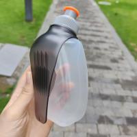 ราคา ขวดน้ำสำหรับกีฬากลางแจ้งขวดน้ำแบบบีบดูดเร็วสำหรับวิ่งพกพาสะดวกขวดน้ำทรงแบนเบาพิเศษสำหรับปีนเขา300ml (14765652913)