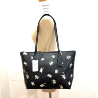 ราคา กระเป๋าถือ Coach ของแท้ มือ 1 ทรง Tote Coated canvas ลาย Snowman สายหนัง รุ่นใหม่ COACH C7255 ZIP TOP TOTE IN COATED CANVAS WITH SNOWMAN PRINT Midnight (21849329349)