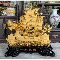 ราคา เรือหัวมังกร มีเรือสำเภาเล็กขนาบ2ข้าง ฐานขอนไม้ เรซิ่นพ่นทรายทอง ขนาดสูง 17 นิ้ว (20370332349)