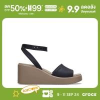 ราคา CROCS รองเท้าส้นสูงผู้หญิง BROOKLYN ANKLE STRAP WEDGE รุ่น 20940607H BLACK (21993961262)