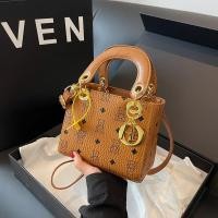 ราคา พร้อมส่งจากไทย กระเป๋าสะพายข้าง ทรงกล่อง สี่เหลี่ยม ลายน้องหมี 8844 (21697986134)