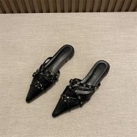 ราคา รองเท้าแตะหัวแหลมสำหรับผู้หญิงแบบใหม่ฤดูร้อนปี2023รองเท้ากึ่งแตะหัวปิดหนังแก้วติดหมุดสายไขว้ส้นแบนรองเท้าแตะใส่ไปข้างนอก (21007619014)