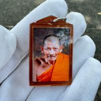 ราคา หลวงปู่มหาศิลา สิริจันโท เป็นล็อกเก็ตรูปถ่ายหลวงพ่ออัดกรอบอย่างดี ด้านหลังฝังจีวร (21995533454)