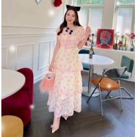 ราคา เดสสยาวลูกไม้ปักฉลุสีชมพูกระโปรงแต่งระบายเป็นชั้น (21948175341)