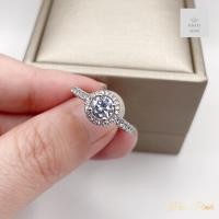 ราคา แหวนเพชรชูล้อมเพชรทรงกลมบ่าข้างหนึ่งแถวฝังเพชร ขนาดฟรีไซต์ (21289563251)