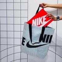 ราคา กระเป๋าชอปปิ้ง NIKE รุ่นใหม่ล่าสุด เนื้อดีเหนียว เเข็งเเรงทนทาน ใบใหญ่ใส่เยอะแต่น้ำหนักเบา พกสะดวกพับเก็บได้ ไซส์ M (21494678516)