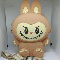 ราคา ส่งฟรี มี 2 ขนาด Labubu ลาบูบู้ กระเป๋าสะพายลาบูบู้ กระเป๋าเด็ก มีซิปใส่ของ ใส่โทรศัพท์มือถือ สายสะพายปรับได้ มี 5 สี พร้อมส่ง (22457039309)