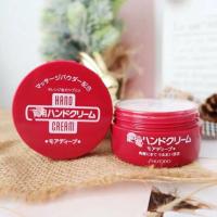 ราคา Shiseido Medicated Hand Cream 100g ครีมบำรุงมือเนื้อเข้มข้น แต่ซึมไว ช่วยแก้ปัญหามือแห้งกร้าน จมูกเล็บแข็ง มีเม็ดบีดส์วิตามินอี ที่แตกตัวและซึมลงไปที่ผิวอย่างรวดเร็ว ช่วยเติมความชุ่มชื้นยิ่งขึ้น (2209