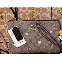 ราคา พร้อมส่ง กระเป๋าสตางค์ ผู้หญิง ซิป1ช่อง ใบกลาง ขนาด7นิ้ว กระเป๋าคล้องมือโคช คล้องแขน รุ่นยอดฮิต ขายดี งานเกนดพรีเมี่ยม ของขวัญ ของฝาก พร้อมกล่อง (21938583986)