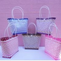 ราคา ตระกร้าสาน เส้นพลาสติกสาน กระเป๋าสาน กระเป๋าสานพลาสติก รุ่นกระเป่าเป้ใสลายดอกไม้ กว้าง13ยาว25สูง27 CMขอบปากตะกร้า (16764207812)