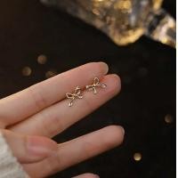 ราคา mija stories tiny ribbon stud earrings ต่างหูโบว์ ต่างหูริบบิ้น (22467036452)