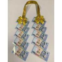 ราคา พวงมาลัยใส่ธนบัตร แบบเฉียง10 ซอง แบบพิเศษสายคล้องคอดิ้นทองเส้นใหญ่ โบว์เป็นโบว์สองชั้น ประดับด้วยพลอยตรงกลางทำให้ดูโดดเด่นไม่เหมือนใคร (22191204050)