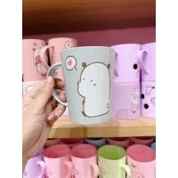 ราคา แก้วน้ำมีหูจับ แก้วน้ำพลาสติกลายการ์ตูน คละสีคละลาย (16686923230)