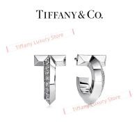 ราคา Tiffany Co T1 Half Pavé Diamond Huggie Earrings In Yellow Gold Feature A Beveled Edge Traced With Pavé Diamondsทิฟฟานี่จ้ะต่างหูเพชร T 1 ครึ่ง pavhs ทองคำสีเหลืองมีขอบ Beveled ตามด้วยเพชร pavhs (22489