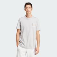 ราคา adidas ไลฟ์สไตล์ เสื้อยืดพิมพ์ลาย adidas Adventure ผู้ชาย สีเทา IL5166 (22439714956)