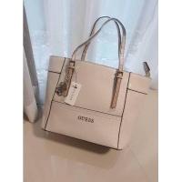 ราคา กระเป๋าสะพายข้างเกรส Guess ทรงช้อปปิ้ง งานแท้ Outlet อุปกรณ์ ป้ายแบรนด์ ถุงผ้า ขนาด ฐาน 9 นิ้ว ปาก 11 นิ้ว ไซส์กลาง มี 4 สี ดำ ทอง ชมพู ขาว (21298434464)