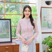 ราคา มี 2 สี ขาว ชมพู เสื้อลูกไม้ฝรั่งเศษเนื้อนิ่ม คอจีน แขนสามส่วน แต่งชายระบาย มีซับในและซิปด้านหลัง (20945506978)