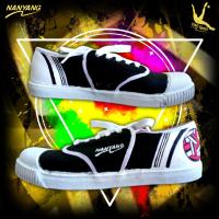 ราคา รองเท้าตะกร้อ รองเท้านันยางแท้เพ้นท์ลายแบล็คไวท์ ซักได้สีไม่หลุด รับประกันคุณภาพ ไม่ตรงปกยินดีคืนเงินMade in Thailand (20406871442)