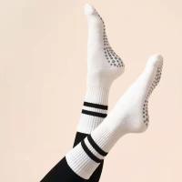ราคา Alo ถุงเท้าโยคะมืออาชีพของผู้หญิงสูงหนาคละสีนุ่มสบายและลื่นพิลาทิสเต้นรำถุงน่องสวมใส่สองทาง (22377207412)