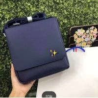 ราคา จัดส่งในในไทย 8x8นิ้ว หนังsaffiano แท้ กระเป๋าผู้ชายแมสเซนเจอร์ หนังแท้ กระเป๋าสะพายข้างพร้อมส่ง LA 2021 (22312212276)