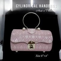 ราคา กระเป๋าถือผ้าไทยทรงกระบอก หูหิ้วโลหะแต่งไข่มุก (22489553493)