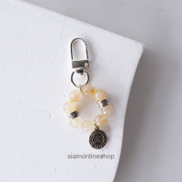 ราคา KEY CHAIN พวงกุญแจหินมงคล หินไหมทอง ขนาด 8 มม ประดับด้วยจี้เหรียญโอม by siamonlineshop (22548652451)