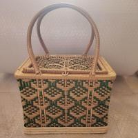 ราคา กระเป๋า ทรงเหลี่ยมแบบมีฝาปิด โครงสร้างทำจากหวายแท้ ซี่หลักเป็นไม้ไผ่ย้อมสี ถักลายด้วยหวายเทียม แข็งแรง ทนทาน ใช้งานได้นาน (22024044531)